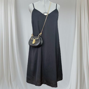 Robe nuisette en satin noir chic