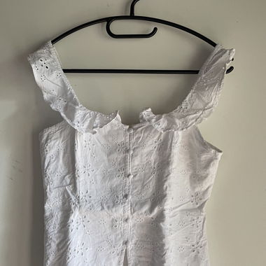 H&M White top embroidered with ruffles