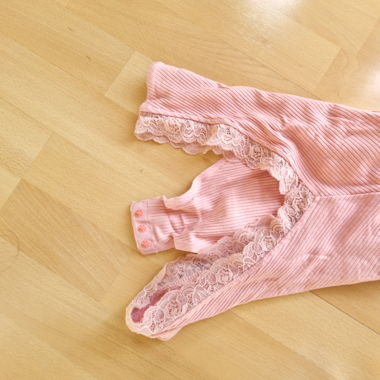 Rosa Body mit leichtem Glitzereffekt. Grösse S