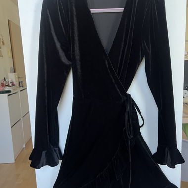 Abito vintage nero in velluto con volant, taglia S