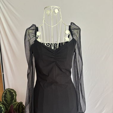 schwarzes enges Kleid mit durchsichtigen Ärmel