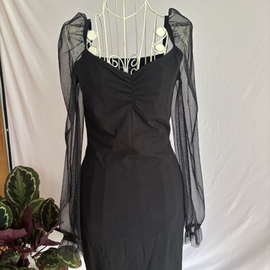 schwarzes enges Kleid mit durchsichtigen Ärmel