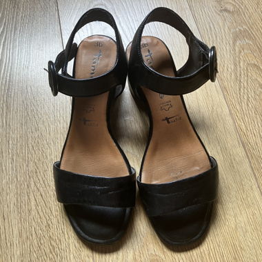 Schwarze Sandalen mit Absatz