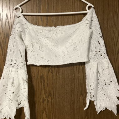 Top corto bianco off-shoulder maniche a tromba