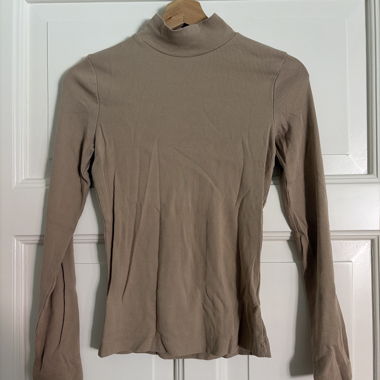 Beige ribbed roll-neck sweater