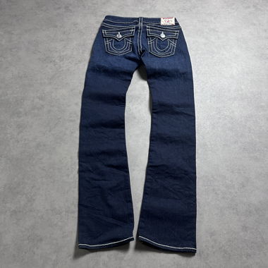 Dunkle Damenjeans mit Sticknahten