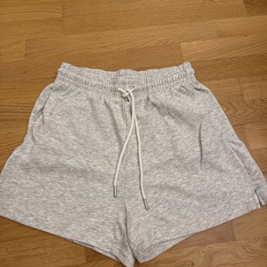 Graue Shorts mit Bindeband