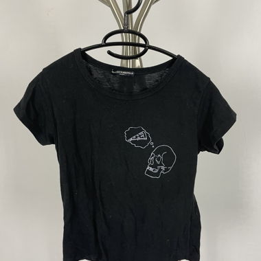 schwarzes t-shirt mit logo