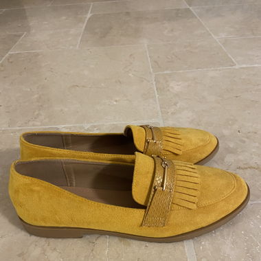 Cute shoes in yellow 