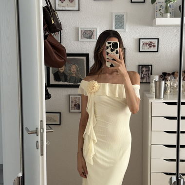 Abito maxi con spalle scoperte color giallo burro