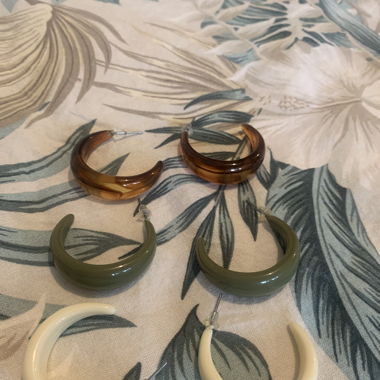 Trois paires de boucles d'oreilles de bijouterie 