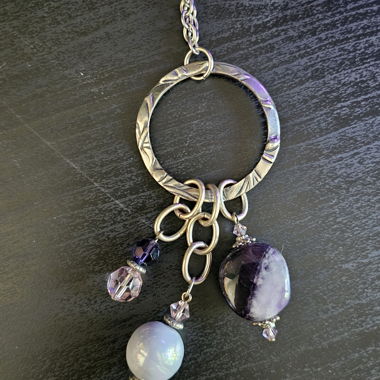 Lange violette Halskette mit Steinen