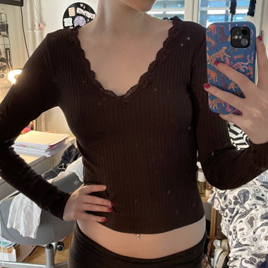 Top marrone a costine con pizzo