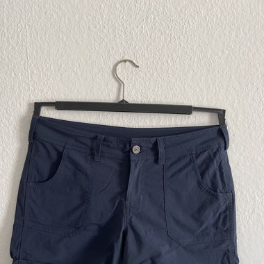 Kurze blaue Hose