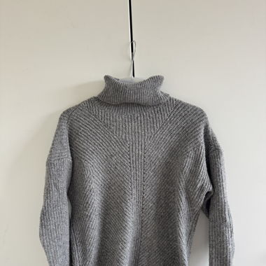 Grauer Rollkragenpulli