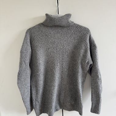 Grauer Rollkragenpulli