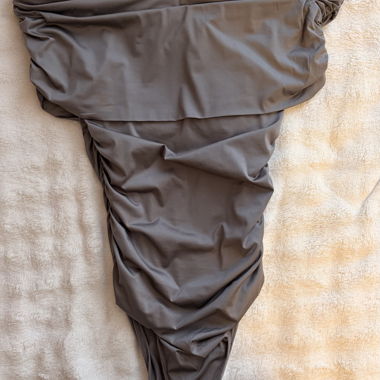 Body grigio con scollo a barca