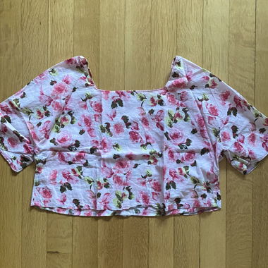 Top corto Fairy Pink a fiori con scollo quadrato