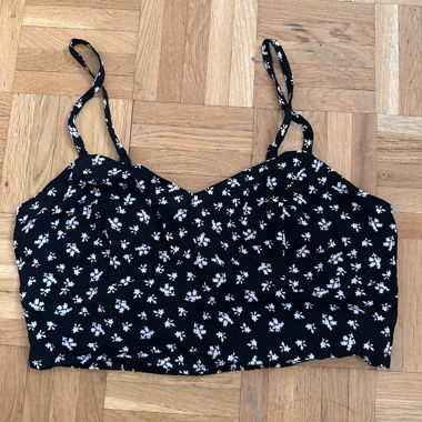Top estivo nero con motivi floreali bianchi