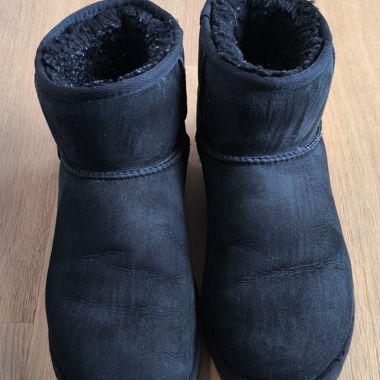 UGG-Schuh aus schwarzem Lammfell, EU 40