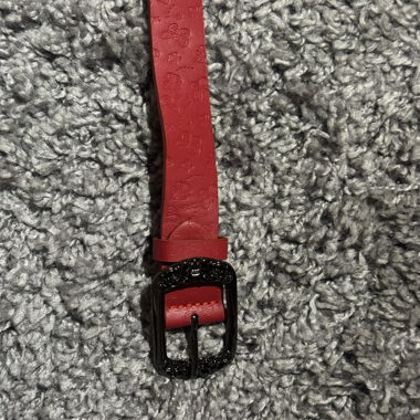 Ceinture rouge à motifs papillons