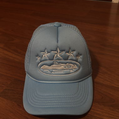 Casquette trucker avec des étoiles