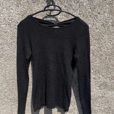 Schwarzer Pullover