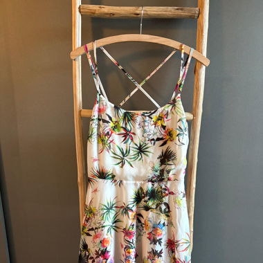 Weisses Kleid mit bunten Blumen