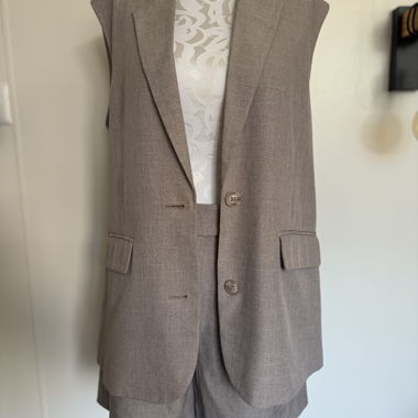 Ensemble beige avec gilet et shorts