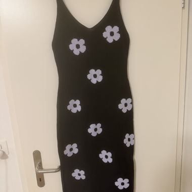 Robe en maille noire avec fleurs