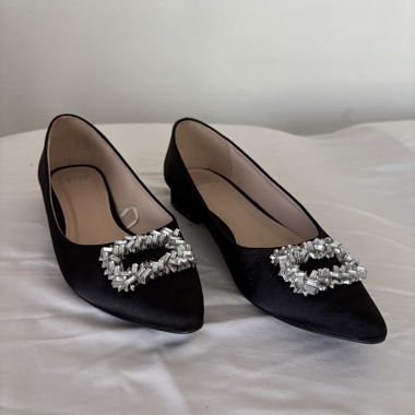 Schwarze Ballerinas mit Schmuck