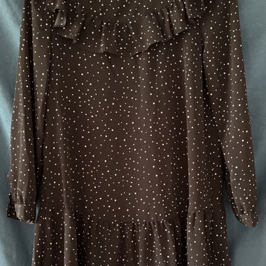 schwarzes Langarmkleid mit weissen Punkten