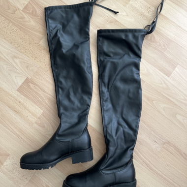 Schwarze Overknee-Stiefel