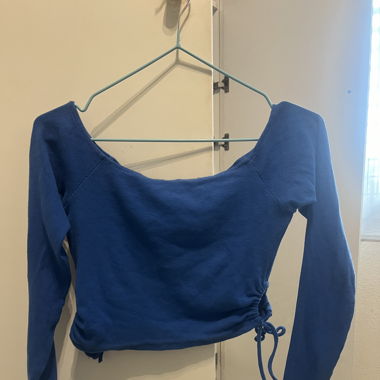 blaues bauchfreies Langarmshirt