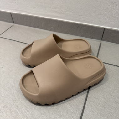 Beige Adidas Yeezy Slides Gr. 36 (US6)