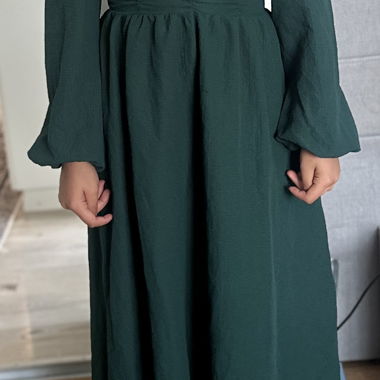 Elegant gerüschtes Maxikleid in Dunkelgrün