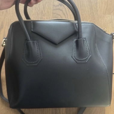 Borsa nera “stile Givenchy”