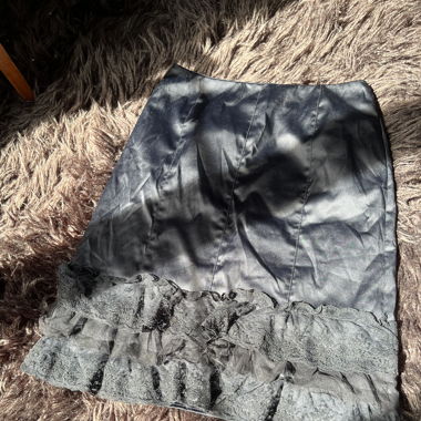 Knee long skirt with a lace