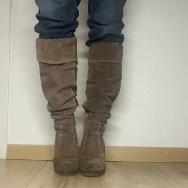 Schöne Wildlederstiefel in Taupe