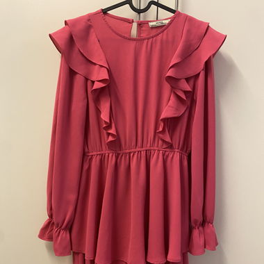 Robe rose à volant taille ajustée 