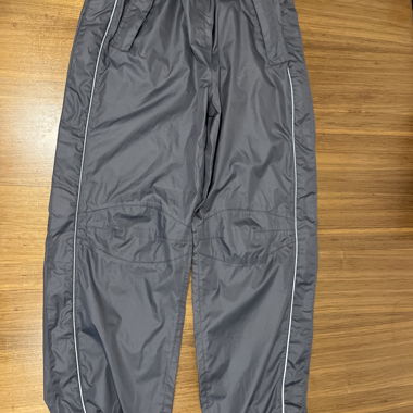 Graue Regenhose