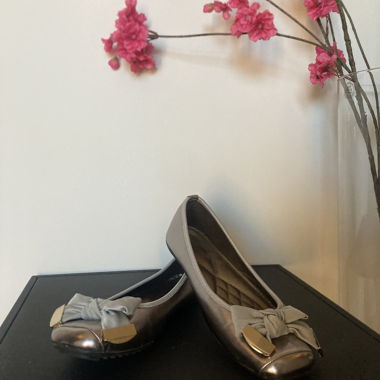 Silberne Ballerinas mit Schleife 