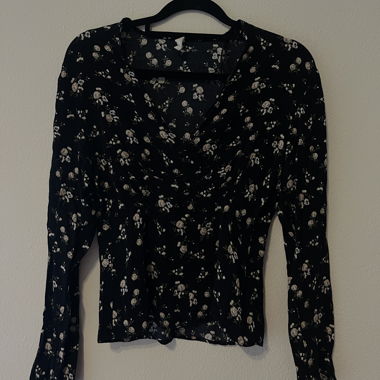 Blusa nera a fiori manica lunga