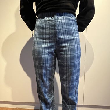 Blaue Stoffhosen