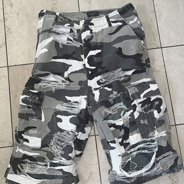 Short cargo camo con effetto distressed