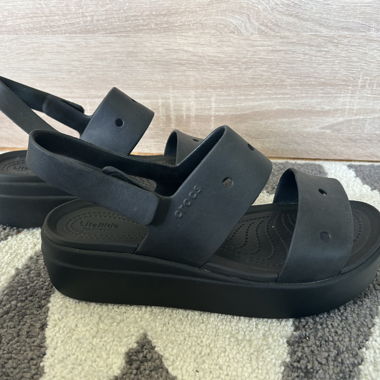 Schwarze Crocs Plateausandalen