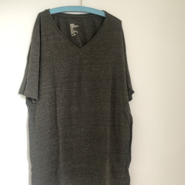 T-shirt gris à col en V
