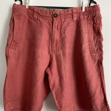 Rote Shorts