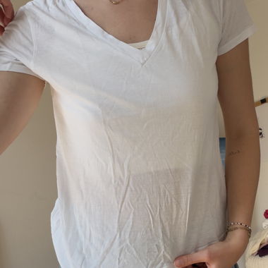 T-shirt bianco con scollo a V