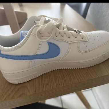 Nike Sneaker in Weiss und Hellblau